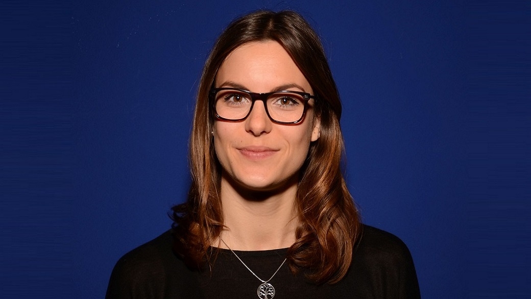 woman with lenses and an oval face shape