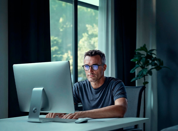Man with laptop in café
